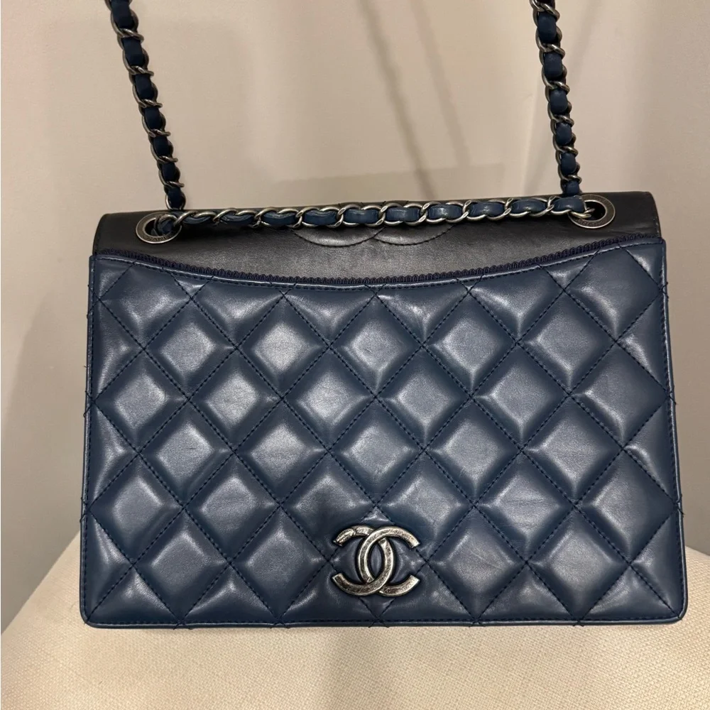 CHANEL Quilted Shoulder Bag in Navy with Silver Hardware - Picture 4 of 8